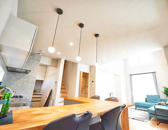 空間を変革し、新たな基準をつくる。快適さを築き、時を超えるスタイルを形に。